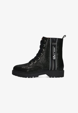Schwarze Knöchelstiefel mit strukturiertem Obermaterial, versehen mit einer Schnürung vorne, einem seitlichen Reißverschluss und einer klobigen Sohle. Mit reflektierendem Besatz akzentuiert.
