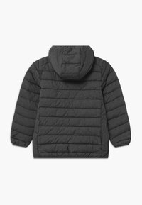 Grå dunjakke med vandret quiltede syninger, hætte og elastiske manchetter, lavet af et let og struktureret materiale.