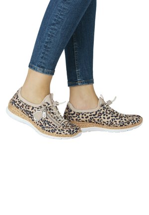 Zapatillas de leopardo con parte superior de textil beig, cierre de cordones y suela de corcho texturizado. Suela de goma para tracción.