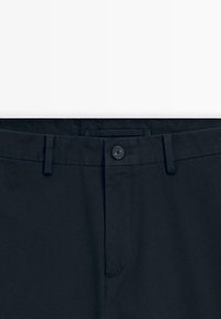 Tmavě námořnické kalhoty v pase s knoflíkovým zapínáním a poutky na pásek, rovný přední střih, hladká textury látky.