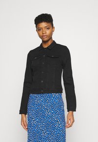 Giacca di jeans nera con chiusura a bottoni, due tasche sul petto e maniche lunghe. Presenta un colletto classico e un design cropped.