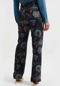 Blommönstrade byxor med mörkblå, gröna och bruna blommor på en svart bakgrund, skräddarsydd passform med en slät textur och lätt glans.