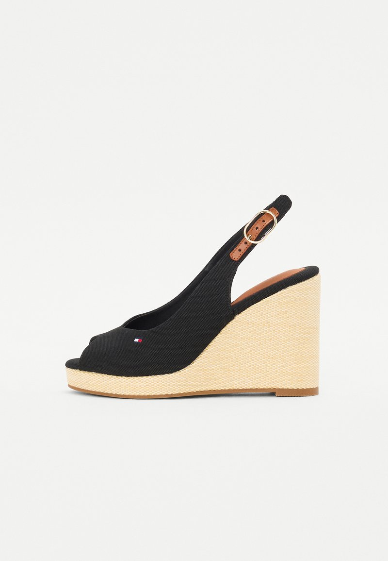 Sandali wedge in tessuto nero con punta aperta, design slingback, dettagli in pelle color tan e una piattaforma testurizzata in stile intrecciato.