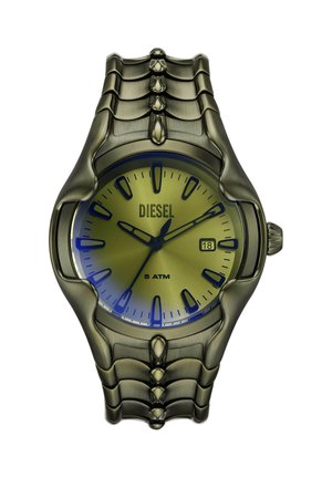 Montre-bracelet Diesel métallique avec cadran vert olive, affichage de la date, index horaires noirs et bracelet à maillons chaîne affichant l'heure 10:09:36.