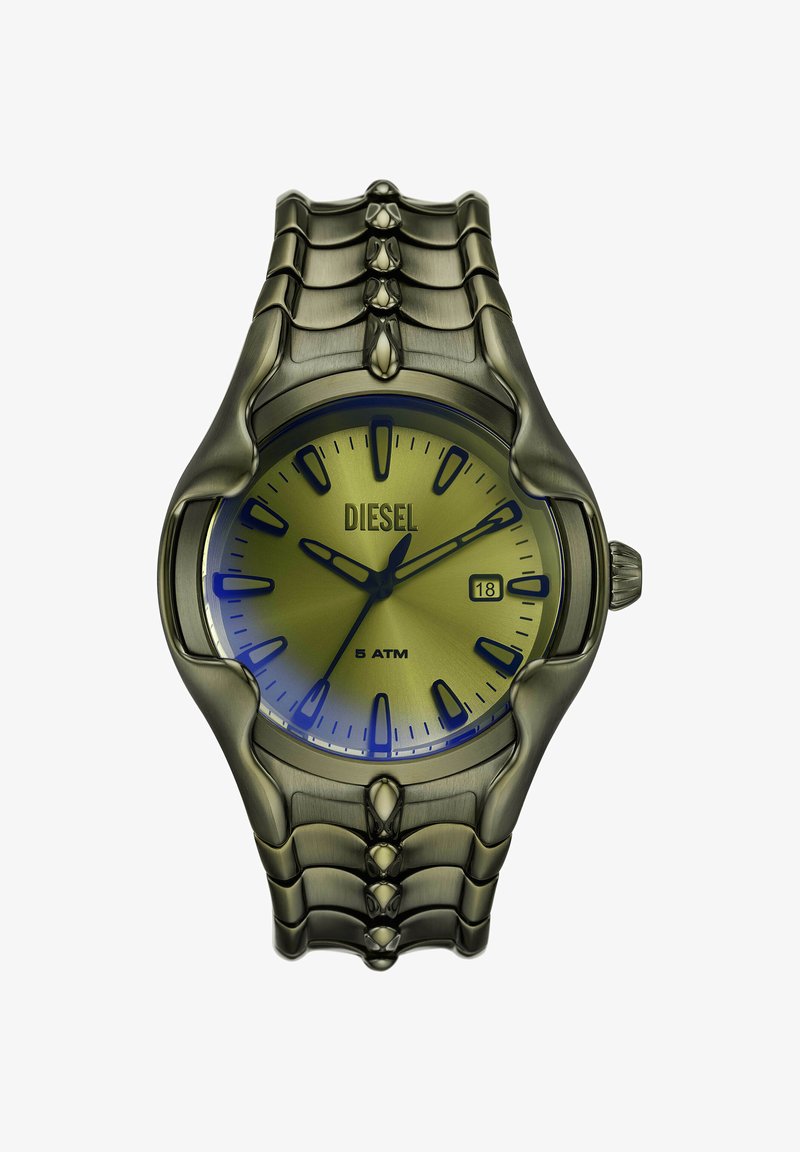 Montre-bracelet Diesel métallique avec cadran vert olive, affichage de la date, index horaires noirs et bracelet à maillons chaîne affichant l'heure 10:09:36.