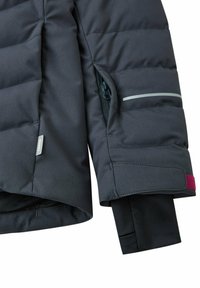 Manica di giacca nera isolata con sezioni cucite, tasca con zip, striscia riflettente e chiusura in velcro di colore bordeaux a contrasto.