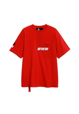 Camiseta roja de manga corta con bolsillo delantero y logo blanco "MWM" en el pecho, además de rayas negras y blancas en la manga izquierda.