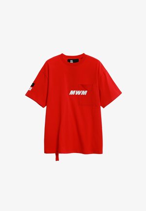 Camiseta roja de manga corta con bolsillo delantero y logo blanco "MWM" en el pecho, además de rayas negras y blancas en la manga izquierda.