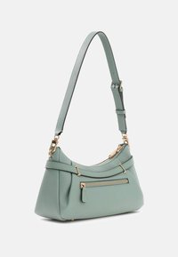 Miętowa zielona skórzana torebka o zakrzywionym kształcie, złote akcenty metalowe, przednia kieszeń na zamek oraz regulowany pasek na ramię. Teksturowane wykończenie.
