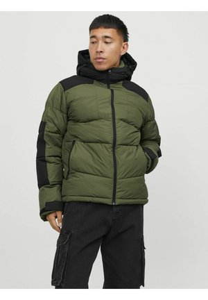 Chaqueta de plumas verde con acentos negros, cierre de cremallera y capucha. Presenta secciones acolchadas y dos bolsillos frontales. El material parece suave y duradero.