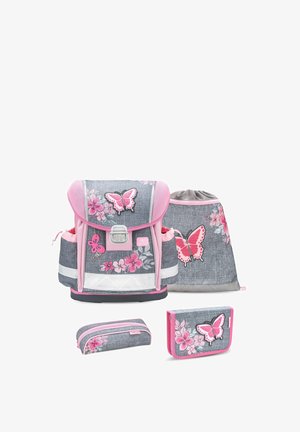 Zaino grigio con dettagli rosa e design a farfalla. Include un astuccio e un piccolo portafoglio. Caratterizzato da motivi floreali e tasche laterali.