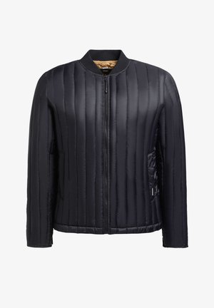 Chaqueta acolchada negra con quilting vertical, cuello acanalado y cierre frontal con cremallera. Tiene bolsillos laterales y una textura suave y brillante.