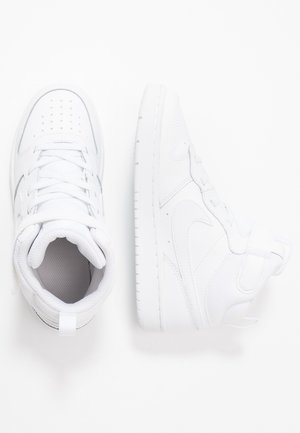Para białych wysokich sneakersów, jeden widziany z góry pokazujący sznurówki, drugi z boku podkreślający podeszwę i logo Nike swoosh.