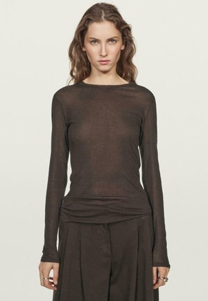 Top trasparente a maniche lunghe di colore marrone, realizzato in tessuto leggero. Presenta un collo rotondo e una silhouette aderente con una texture liscia.
