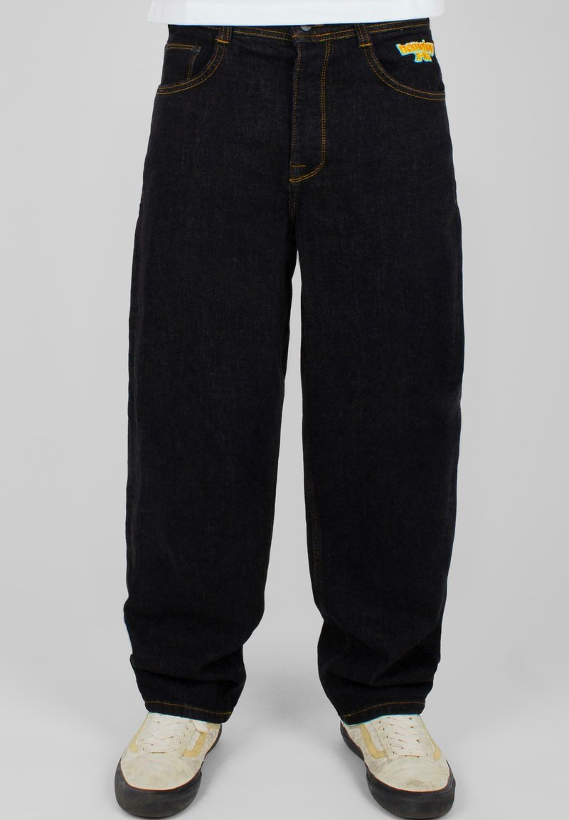 Mørkeblå denimjeans med rette ben, kontrasterende gule sømmer, knappestolpe og fram- og baklommer.