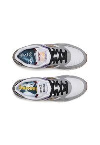 Scarpe da ginnastica grigie in rete con lacci neri, dettagli metallici e una soletta imbottita con grafiche colorate. Design classico da sneaker.