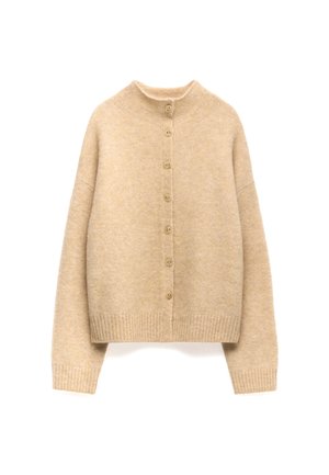 Cardigan beige lavorato a maglia con colletto alto, chiusura frontale con bottoni e orlo a coste. Presenta una texture morbida e una vestibilità rilassata.