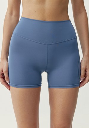 Niebieskie szorty sportowe z wysokim pasem i gładką fakturą, z boczną kieszenią i minimalnymi detalami szwów.