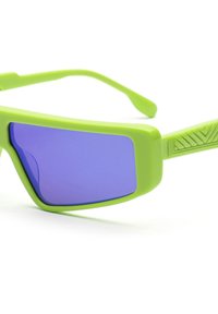 Occhiali da sole in plastica verde con una forma geometrica, dotati di lenti viola e dettagli testurizzati sulle aste.