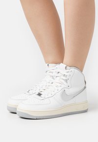 Nike Sportswear - W AF1 STRAPLESS - Magas szárú edzőcipők - summit white/silver/coconut milk/wolf grey Miniatűr kép 1