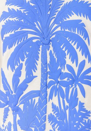 Blauw palmbladerenpatroon op een witte stofachtergrond, met uitsnijdingen en verschillende bladvormen, wat een gestructureerde uitstraling creëert.