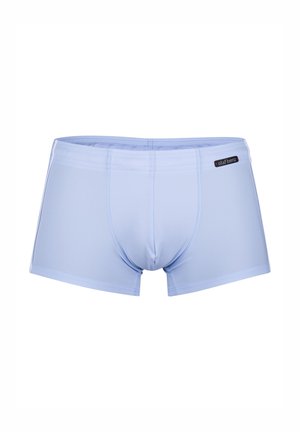 Helle blaue Boxershorts aus dehnbarem Stoff, mit tailliertem Design, sichtbaren Nähten und einem Markenlabel am Bund.