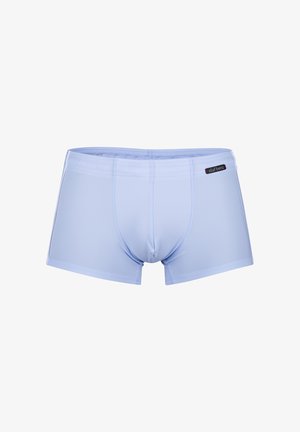 Boxer-briefs bleu clair en tissu extensible, avec une coupe ajustée, des coutures visibles et une étiquette de marque sur la taille.