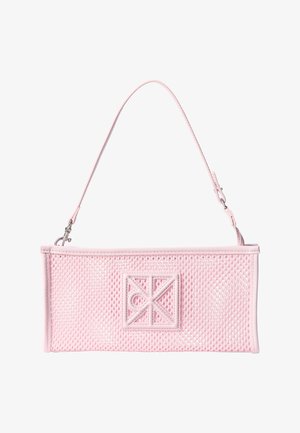 Malá obdélníková růžová síťovaná kabelka s nastavitelným popruhem a vyraženým geometrickým logem uprostřed přední strany.