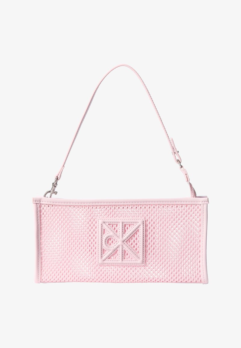 Μικρή ροζ ορθογώνια τσάντα από δίχτυ με ρυθμιζόμενο λουράκι και ανάγλυφο γεωμετρικό λογότυπο στο κέντρο μπροστά.