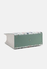 Torba w kwiatowy wzór z miętowym zielonym tłem i beżowymi siateczkowymi bokami. Posiada ozdobne elementy metalowe oraz usztywniony, prostokątny kształt.