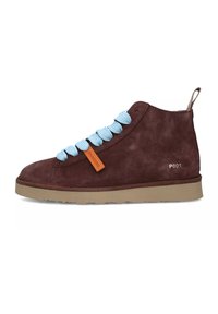 Sneaker alta in suede marrone con lacci azzurri chiari, suola in gomma beige, dettagli beige e etichetta laterale con la scritta "P001".