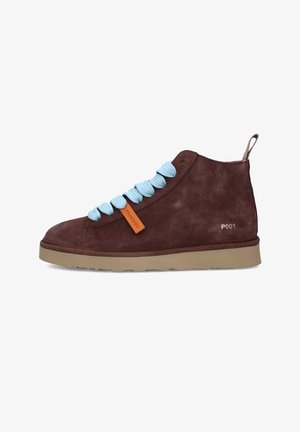 Sneaker alta in suede marrone con lacci azzurri chiari, suola in gomma beige, dettagli beige e etichetta laterale con la scritta "P001".