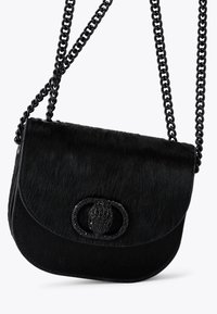 Kurt Geiger London CHELSEA SADDLE  - Sac bandoulière - black