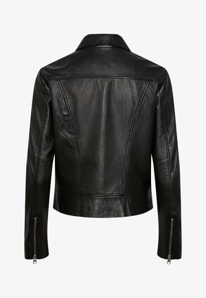 Schwarze Lederjacke im Cropped-Design mit Kragen, taillierter Passform, Nähdetails und Reißverschlussärmel. Glatte Textur, klassischer Motorradstil.