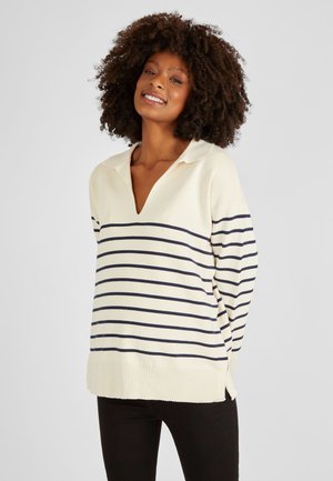 Pullover crema con strisce orizzontali blu navy, colletto a V, orlo a costine e spacchi laterali. Tessuto a maglia morbido.