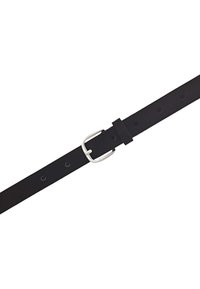 Ceinture en cuir noir avec boucle en argent et plusieurs trous d'ajustement sur fond blanc.