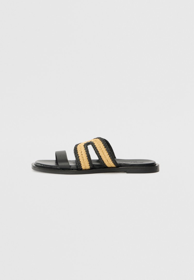 Svart slidesandal med to kraftige vevde striper i beige og svart. Jevn tekstur med flat såle og minimalistisk design.