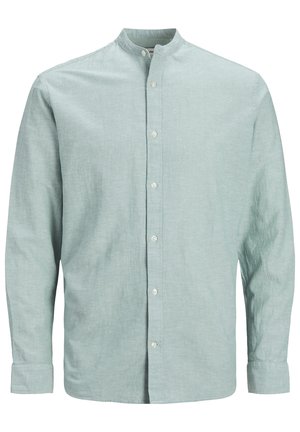 Camisa de lino verde claro con cuello tipo banda, que cuenta con un cierre frontal de botones y mangas largas. Textura suave, diseño casual, con un detalle mínimo.