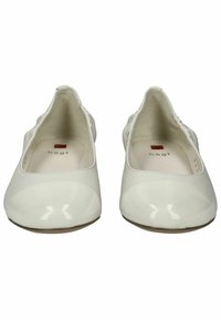 Weiße Lackleder-Ballettschuhe mit runder Zehenpartie, glatter Oberfläche und niedrigem Profil. Die Innensohlen sind beige mit subtiler Markenkennzeichnung.