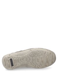 Brązowa podeszwa obuwia z teksturowanej gumy, z wyraźnymi wzorami w zygzaki oraz detalem logo. Widać jasne ślady brudu.