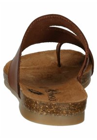 Hnědé kožené sandály se dvěma zakřivenými popruhy, strukturovanou stélkou a korkovou mezipodešví. Průhledná gumová podrážka, plochý design, minimální zdobení.
