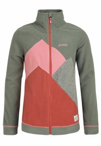 Giacca in pile verde e rossa con toppe geometriche rosa e grigie, colletto alto, chiusura con zip e dettaglio del logo sul lato sinistro.