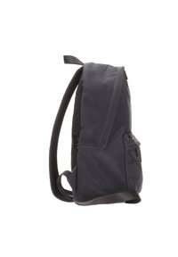Zaino blu scuro con un design elegante, caratterizzato da un materiale opaco e liscio, spallacci imbottiti e una tasca laterale con chiusura a pattina.