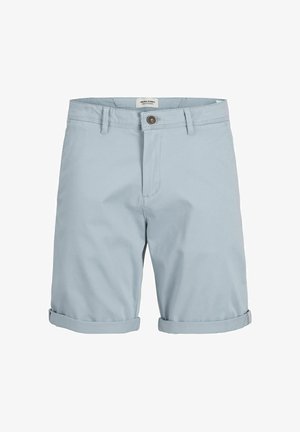 Shorts pour hommes en coton bleu clair avec des revers, dotés d'une fermeture à un bouton marron et de détails discrets sur les poches avant.
