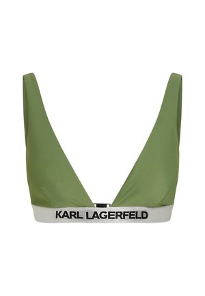 Groene driehoekige bralette met een diepe V-halslijn, voorzien van een brede grijze band gemarkeerd met "KARL LAGERFELD" in zwarte letters. Soepele textuur.