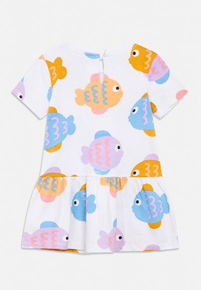 Λευκό παιδικό φόρεμα με κοντά μανίκια και πολύχρωμα πορτοκαλί, μπλε και μοβ μοτίβα καρτούν ψαριών, με σούρα στο κάτω μέρος της φούστας.