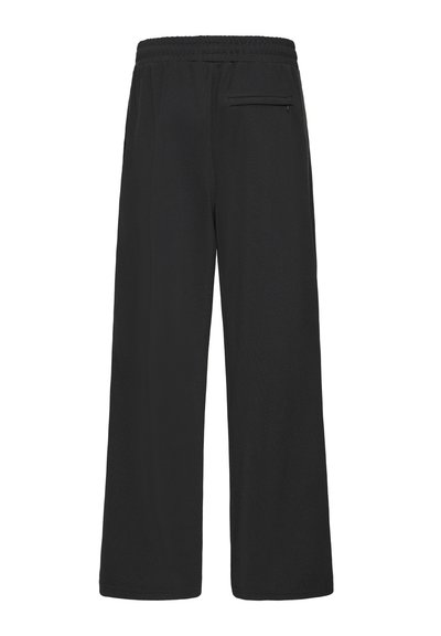 Pantalones negros de pierna ancha hechos de tela suave, con cintura elástica, dos bolsillos laterales y un discreto bolsillo trasero con cremallera.