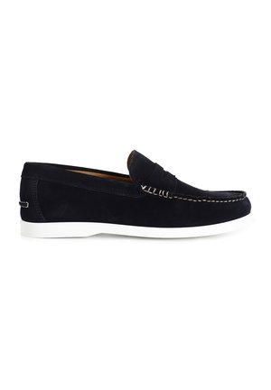 Marineblå ruskinds loafers med hvid gummisål, glat finish, syet detalje foran og åben tå for nem påtagning.
