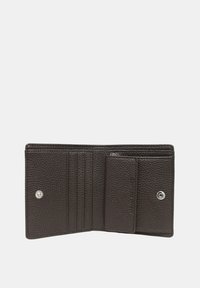 Portafoglio in pelle marrone con superficie texturizzata, più scomparti per carte, una tasca laterale e chiusura a scatto. Design compatto con una disposizione pratica.