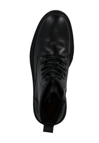 Stivaletto in pelle nera alla caviglia con punta arrotondata, collo imbottito, chiusura con lacci e zip laterale. Presenta una finitura testurizzata e suola robusta.